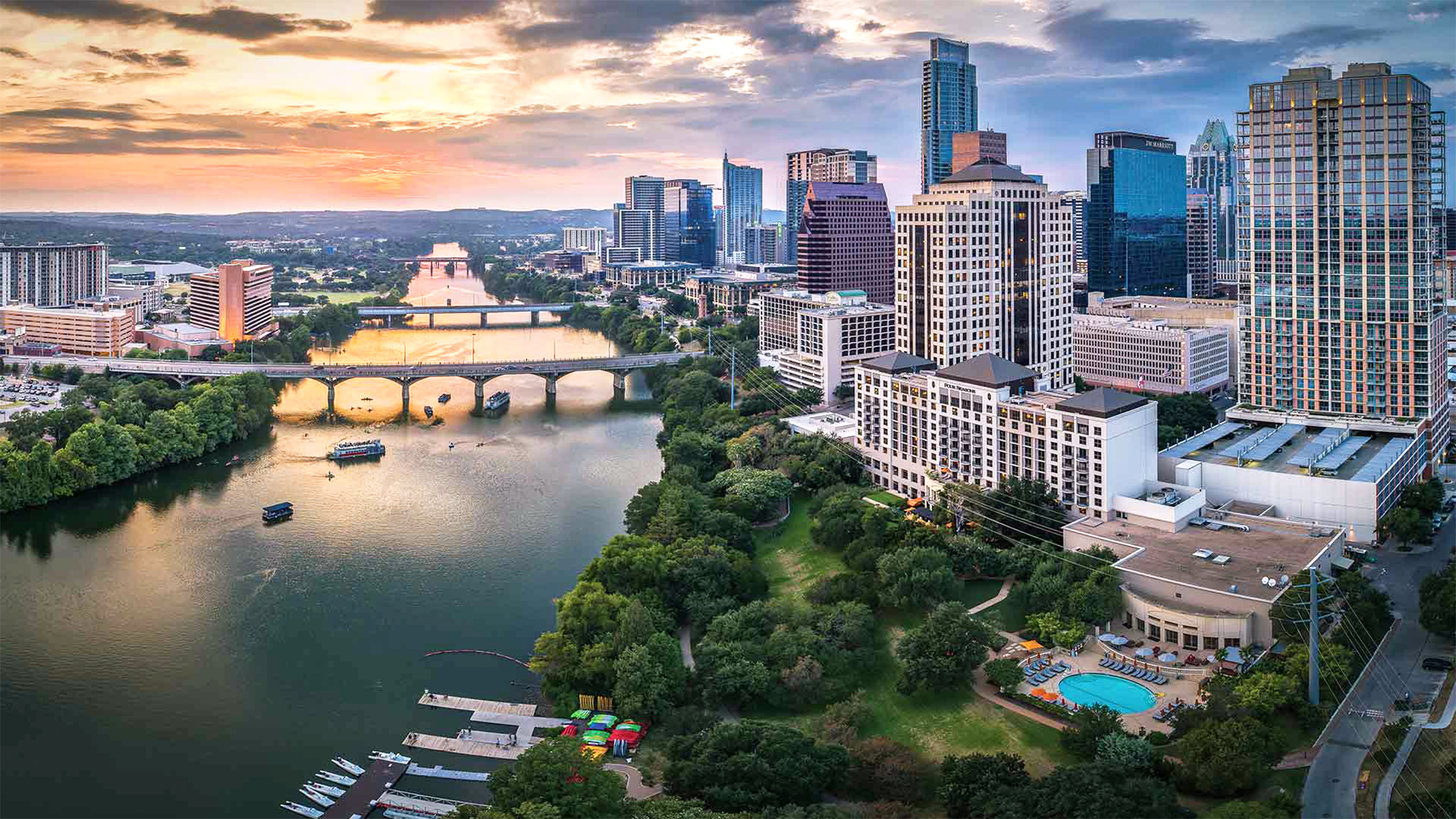 Luftbild der Skyline von Austin, Texas bei Sonnenuntergang
