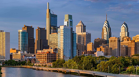 Skyline der Stadt Philadelphia unter einem blauen Himmel