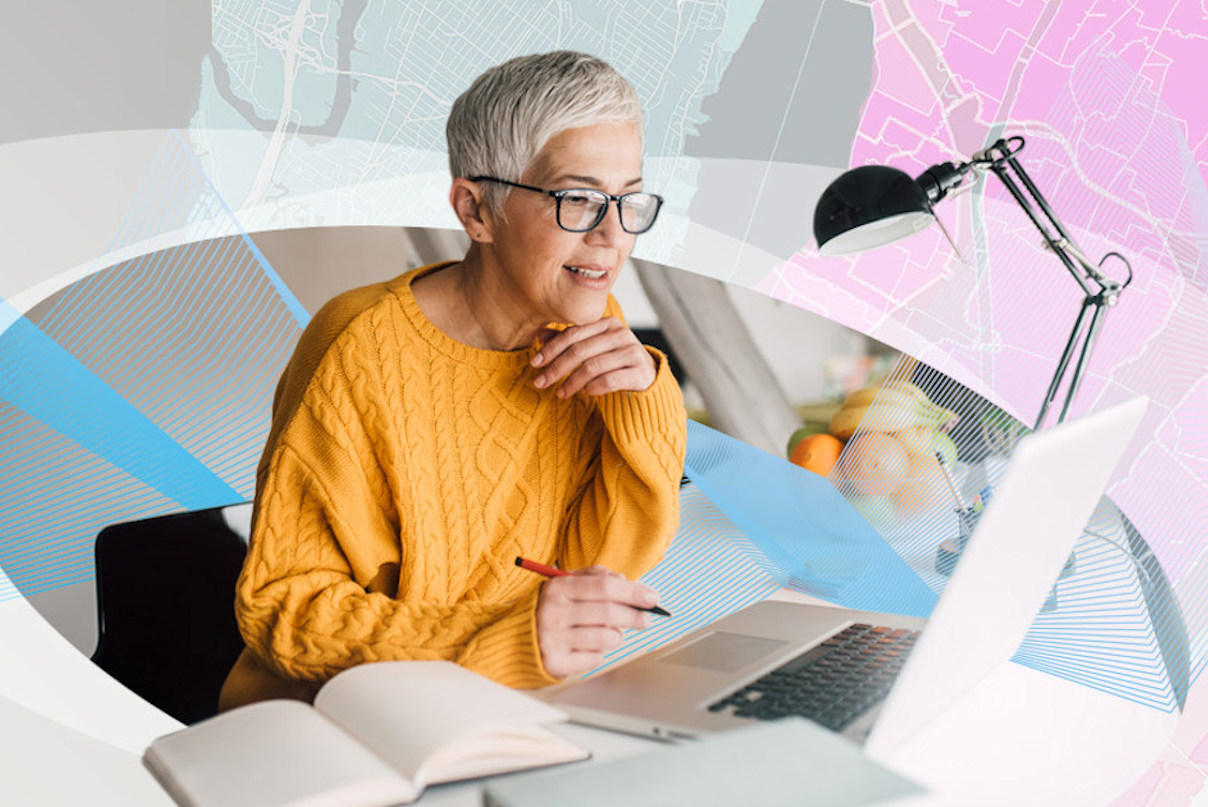 Vor einem Laptop sitzende, lachende Frau. Daneben sind Karten eingeblendet.