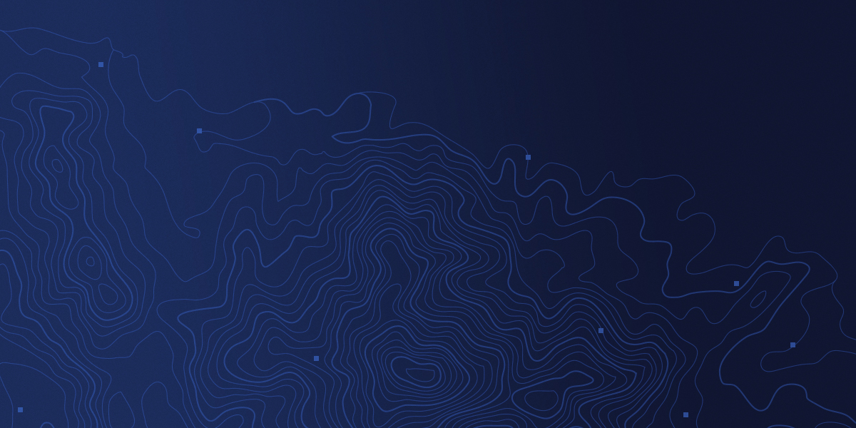 Mies katselee kannettavaa tietokonetta