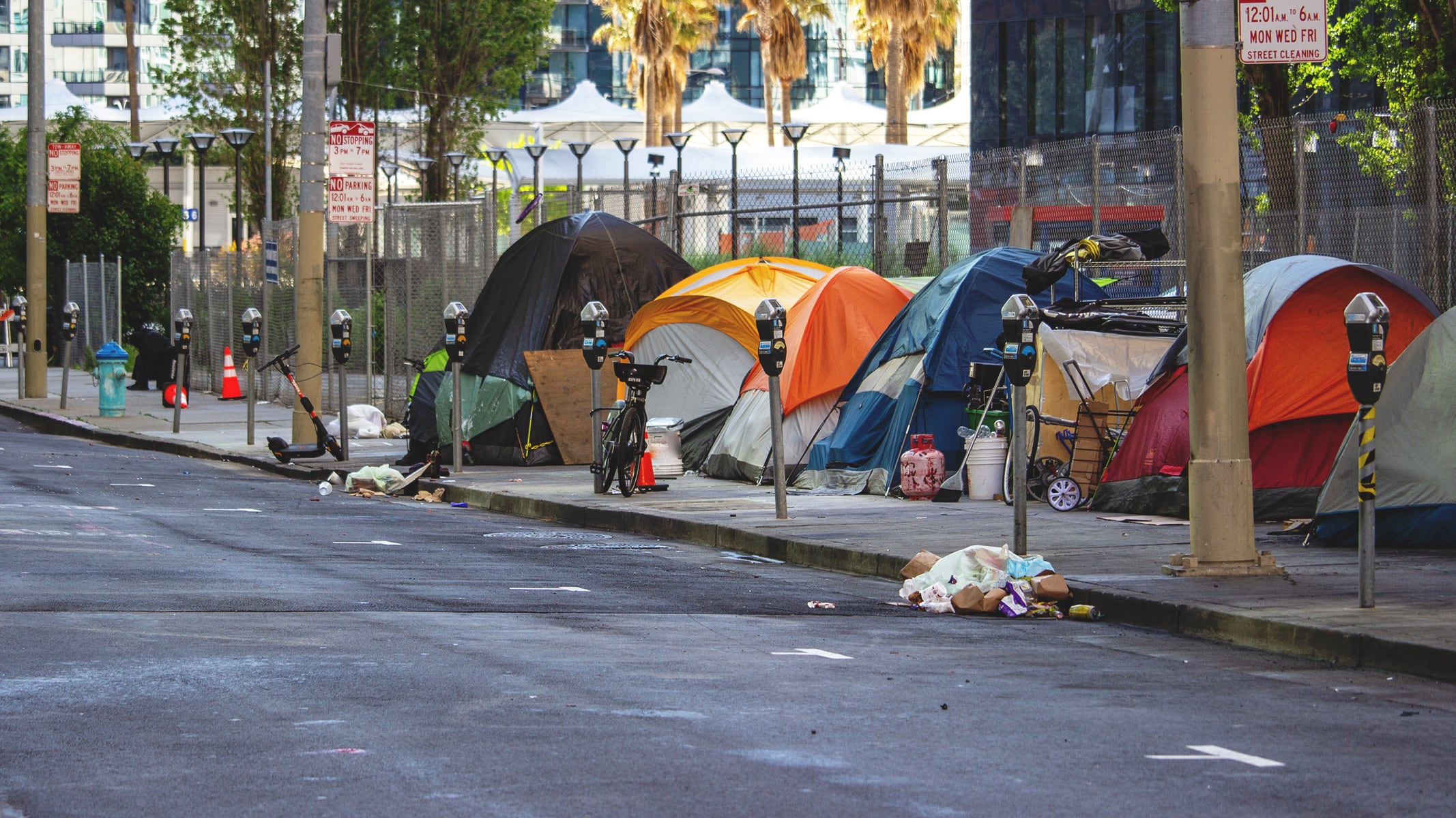 Obdachlosenlager entlang der Straße einer Stadt