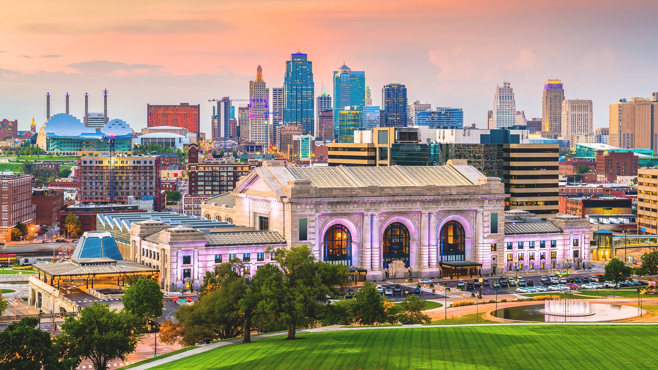 Skyline von Topeka, Kansas, vor einem bernsteinfarbenen Himmel